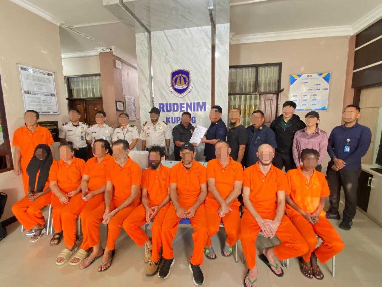 Rudenim Denpasar Pindahkan 10 WNA Pelanggar Keimigrasian  dari Bali ke Kupang